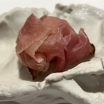 エルミタージュ ドゥ タムラ - 新玉ねぎと生ハムのタルティーヌ