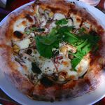 ウッデンシップ - 【舞茸としめじ、ひよこ豆、ルッコラの塩味のピッツァ…1,000円】◎2014/3