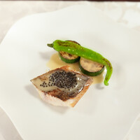 TAIAN - イサキ、キャビア乗せ、ズッキーニ、万願寺とうがらしをブールブランソースで