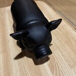 やんばるダイニング　松の古民家 - 店員さんを呼ぶ時にこのブタを握ってブタの鳴き声を鳴らします