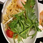 オールドサルーン1934 - ラーメンサラダ、おかわりしました。パクチー入ってた