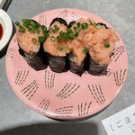 根室花まる - サーモン中落ち目を瞑って食べれば、マグロの中落ち？（笑）ぐらい、柔らかく脂もいい‼️