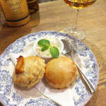 カフェ エ バール ドゥー - Mさんが焼いたスコーンは、さっくりロイヤルな味。ストレートのウヰスキーと合わせて