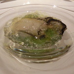 レストラン ラ フィネス - 熊本天草さん岩牡蛎の冷製、塩水に見立てたシャレルドンとシャンパンのジュレ
