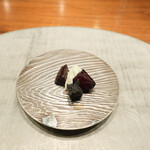 草片 - ビーツ。シェーブチーズ、黒ゴマ