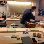 すしやのたい悟 - 我々の寿司桶のを握ってます。