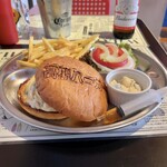T’s★Diner - 3種のチーズを使用した高槻ブルーチーズバーガーSET(別アングル)♪