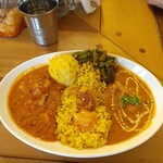 レインボウスパイス - ランチタイムダブルカリー(野菜マサラ＋ネイコーリー)＋ポテサラ＆付け合わせ(^▽^)