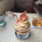コトカフェ - マンゴープリン、ナタデココ、ジュレ、メレンゲ、サブレ、ラズベリー、白桃と色々な味と食感が楽しめて完成度の高いパフェ♡