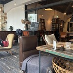 コトカフェ - お店は広々落ち着いて温かな雰囲気、店員さんの接客もフレンドリー＆丁寧でとても良かったです