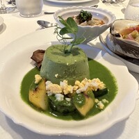 アンフュージョン - ズッキーニのフラン、小松菜のベルモットソース、サフラン煮込みにしたホタテ、舞茸のフリット。
