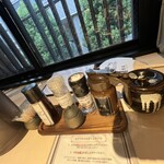 とんかつ憲進 - 岩塩2種類、ソース2種類、ノンオイルドレッシング、カラシ