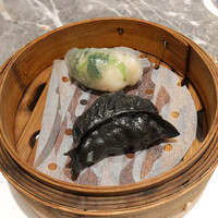 中国料理 新香港 - いかすみ海鮮餃子、えびほうれん草餃子