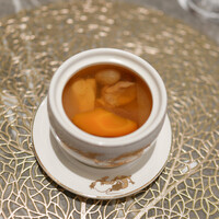 中国料理 新香港 - 冬瓜、鶏肉、人参、きのこクラゲを8時間煮込んだ薬膳スープ