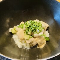 ひがしやま 司 - 【写真⑧】岩牡蠣と水キムチのシャリ粥、大根、胡瓜、ミニラ(ミニ韮)