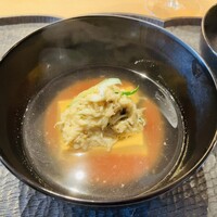 ひがしやま 司 - 【写真⑨】発酵トマト餡敷き、自家製玉子豆腐、蒸し渡り蟹載せ、利尻昆布と鰹節の一番出汁のお椀