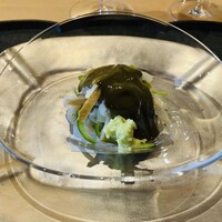 ひがしやま 司 - 【写真⑩】レア蒸し黒鮑(雌)の短冊、細切り昆布〆万願寺唐辛子(1日寝かせ)、黒鮑の肝ソース掛け(青椒肉絲風)