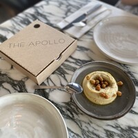 THE APOLLO - アペタイザー：イエローえんどう豆のディップ、アポロオリジナルピタブレッド