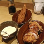とんかつ けい太 - 唐揚げ　大海老のフライ　自家製タルタルソース