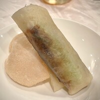 華正樓 新館 - ⾃家窯焼き北京ダック 巻かれて提供されます
