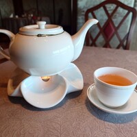中国飯店 麗穂 - ▷ドリンク
                    ◯プーアル茶
                    当然無料で出されるプーアル茶も
                    品質が良いことは間違いない❗️
                    
                    ポットの下からロウソクで温められ
                    雰囲気も良いねえ♪
                    
                    ほんのりと温かくお上品な味わいのジャスミン茶