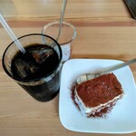 Cafe むじか - アイスコーヒーと塩ティラミス。上に乗っけてある岩塩が甘さと塩辛さのナイスコラボレーションだった。