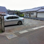 Cafe むじか - 後列の奥には店舗用の屋根付き車庫があるので、客用は4.5台かな。駐めやすく、出やすい。