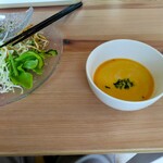 Cafe むじか - 右側は魚介類で出汁を取った野菜スープと言われた。これがまた、魚介類の出汁が濃厚で美味しいスープでした。女房も絶讃。ご主人のセンスが光る。