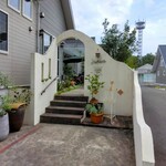 Cafe むじか - 建物への入り口。我々が出るときには、このスペースにも車が1台。この左に横向きに2台車が駐車してあった。