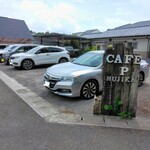 Cafe むじか - 15分前に到着しましたが、おそらく先客かな？前列に6台。後列に4台くらいかな。