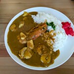 Cafe むじか - 女房選択のシーフードカレー。たっぷりのシーフードと真ん中にプリプリの皮剥きエビ1尾。最初の1スプーンもらったが、魚介類のスープと心地良いスパイスの絶妙のコラボ。とても美味しかった。