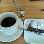 Cafe むじか - 女房選択のホットコーヒーとガトーショコラ　美味しいコーヒーが飲みたいで始まった今日のランチ。コーヒーもデザートも夫婦共に超が着くほど満足しました。　　