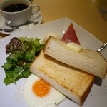 パークサイドカフェ - ベーコンエッグトーストプレート 650円。