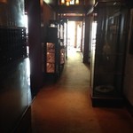 表参道うかい亭 - 香水瓶コレクションのある廊下