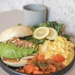 KAEDE LIFE COFFEE - ◆ベーグルプレート Avocado & Sour onion source（税込1080円）
                                ◆ホットコーヒー ブラジル（税込650円）