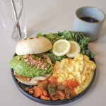 KAEDE LIFE COFFEE - ◆ベーグルプレート Avocado & Sour onion source（税込1080円）
                                ◆ホットコーヒー ブラジル（税込650円）