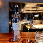 蒼 - 高級ワインというだけじゃなく、マリアージュの完成度を追求していることがしっかりと感じられるペアリング。
      この品種としては豊かで密度のある果実味が、芯に持っている酸をコーティングして、トマトに合い過ぎ！