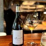 蒼 - 鼈甲のような見た目や他のムルソーと比して、肉付きのボリュームはやっぱり控えめな印象。
      一方で、酸はリッチなので、旨味の厚みのある毛蟹を持て余さずいただくのに、ちょうどいいと思います。