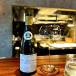 蒼 - こちらも、何度かいただいてるはずなんだけどな(^^)
      あらためて素晴らしい。
      美しい黄金色♪オイリーで硬質な印象ながら、重過ぎない。
      前回のモンティーユが人生最高シャルドネでしたが、こちらも見事！