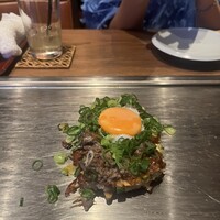くずし鉄板 あばぐら 神田店 - お好み焼き　九条ネギと卵黄
