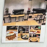 Natural - 告知版の右上部分を拡大。2台のグランドピアノが備えてあります。