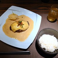 旬菜ステーキ処 らいむらいと - ランチ：らいむらいと風チーズハンバーグ、ライス