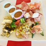 アルチ・ゴーラ - ８種の前菜盛り合わせは、カリフラワーのムースにコンソメジュレ・生ハムとイタリア産メロン・モルタデッラにリコッタチーズ・オクラの上にマグロのタルタル・縞鯵のカルパッチョ