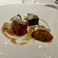 レ セゾン - 和牛イチボ肉のポワレにハーブバターを添えて