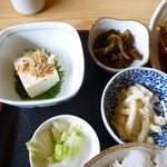 丸金食堂 - 小鉢も充実(´ρ`)