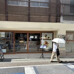 清水屋 - 入り口が物販&カフェオーダーカウンター　右にカフェスペースがあります。