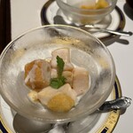 中国料理 四川 - 朱雀コースのデザート、フローズンマンゴーの杏仁ソースかけ。