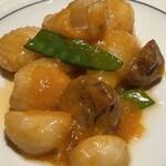 中国料理 四川 - 朱雀コースのメイン１、イカのウニソース炒め