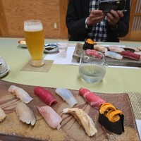 鮨 難波 - 備前焼にのせられた握り