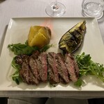 TORPEDO RESTAURANT & CAFE - ピエモンテ牛のステーキ。脂肪の少ないイタリアの牛肉は噛めば噛むほど旨味が広がる。添え野菜としてのポテトとナスが素晴らしくおいしい。